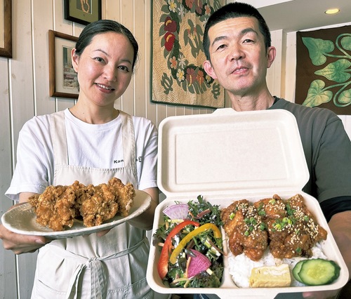 自慢のからあげを持つ歌川夫妻