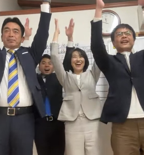 関係者らと当選を喜ぶ大石氏（中央・党関係者YouTubeライブ配信から）