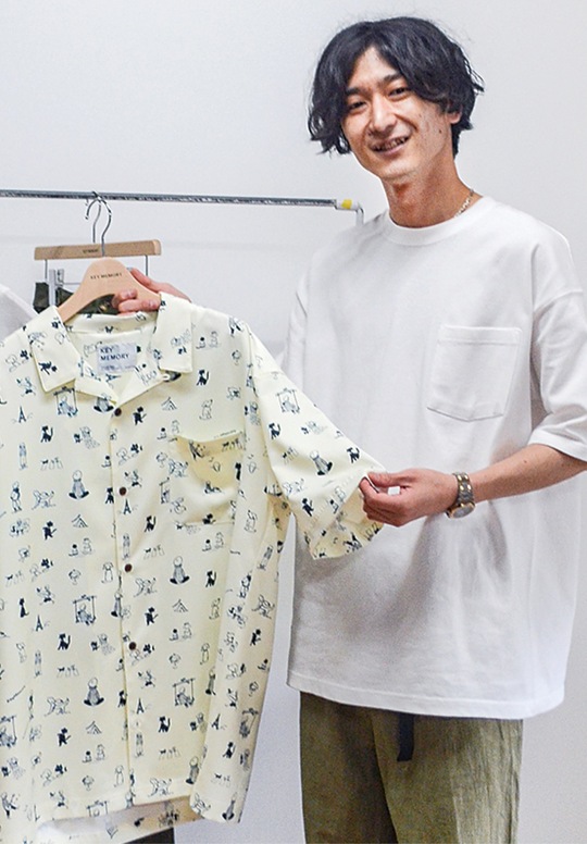 自社商品を紹介する鈴木代表