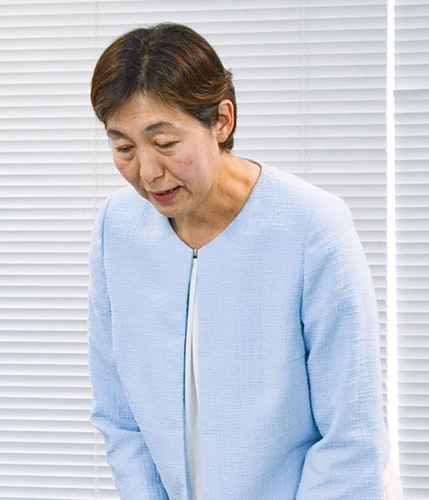 陳謝する水野氏