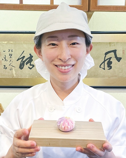 生菓子を手にする松野さん