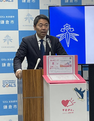 記者からの質問に返答する松尾市長