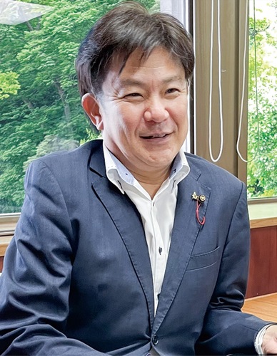 インタビューに答える中澤議長