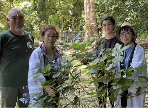 アジサイを囲む源頼朝会メンバー