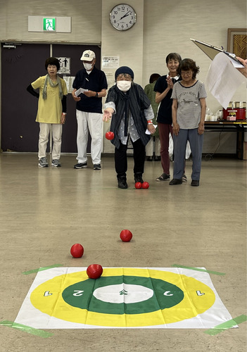 ボッチャを楽しむ参加者