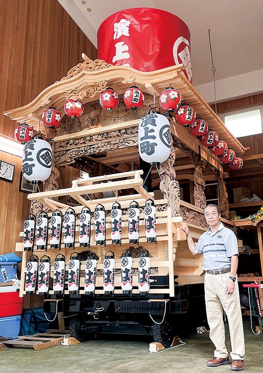 再建された浜上町内会の山車と上杉さん
