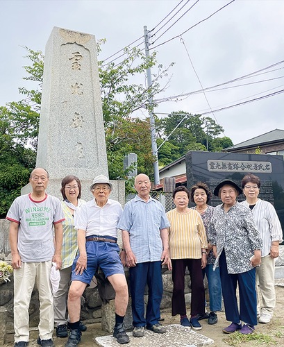 戦没者慰霊碑を守り続ける「明照会」のメンバー
