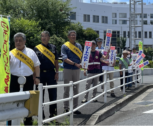 大船署前で安全運転を呼びかける参加者ら
