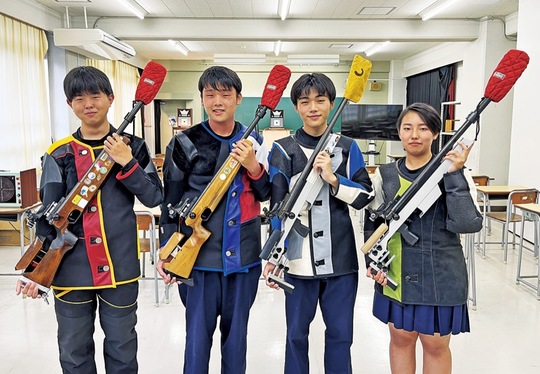 全国大会に出場するメンバー。左から滝口さん、松下さん、藤村さん、河田さん