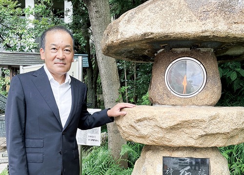 大船観音寺の「原爆の火の塔」の横に立つ大津さん