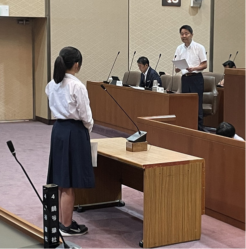 松尾市長の答弁を聞く中学生議員