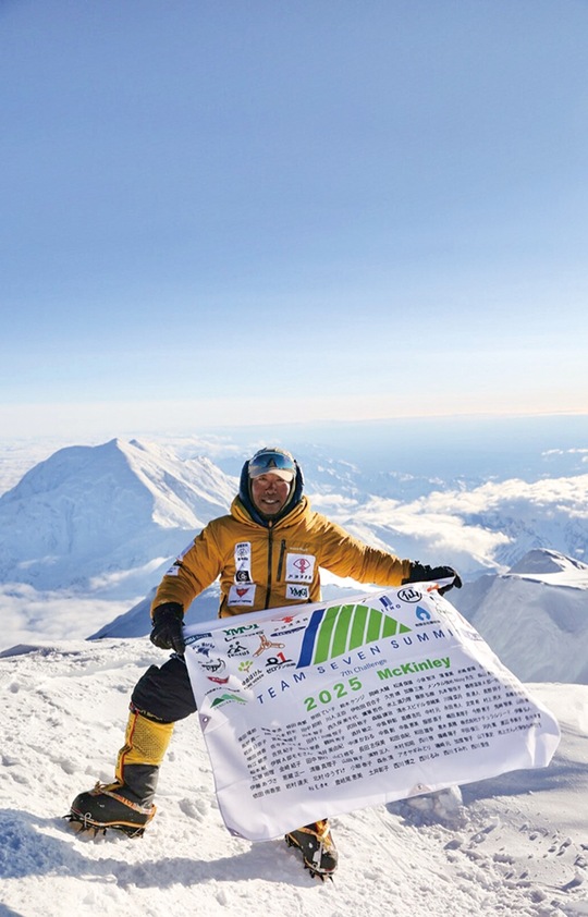 マッキンリーの山頂に立つ西川さん＝提供（撮影・海野友昭さん）