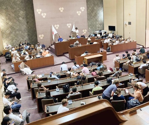 議場での避難者受け入れ（写真提供）