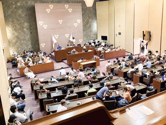 開放された議場に避難する観光客ら（市提供）