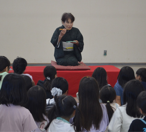 「皿屋敷」をベースにした落語に聞き入る子どもたち