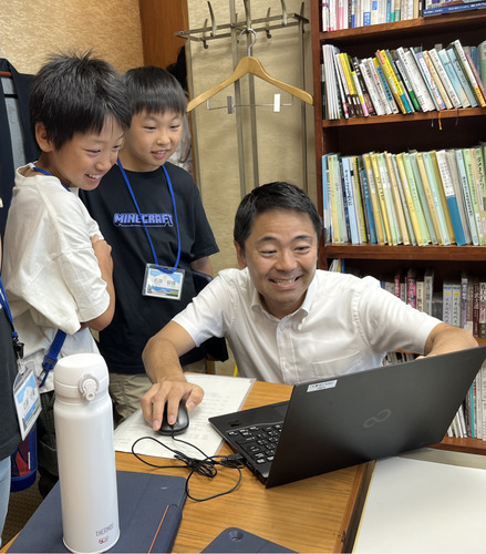 子どもたちに仕事の説明をする松尾市長（右）