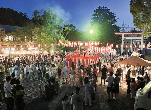 盆踊りのやぐらを中心に大勢の人で賑わう境内＝8月19日、鎌倉宮