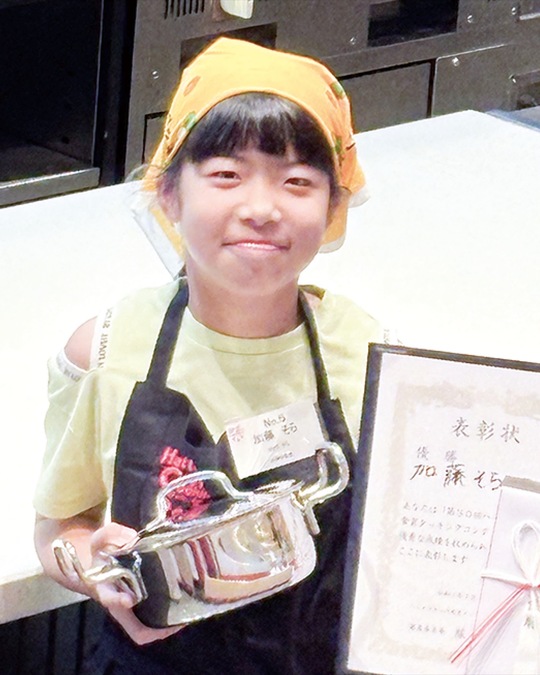 優勝を喜ぶ加藤さん（保護者提供）