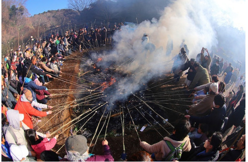 前回の最優秀作品「煙舞い立つどんど焼き」松山進さん　鎌倉中央公園