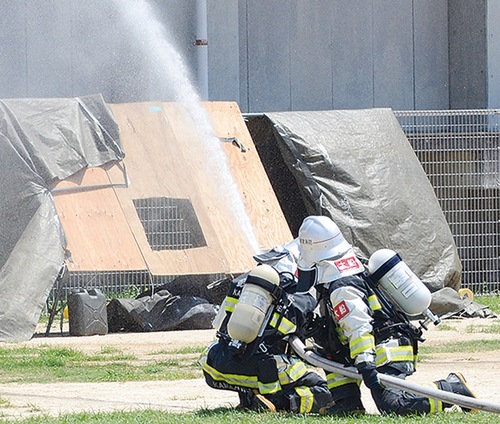 消防本部と消防団による放水