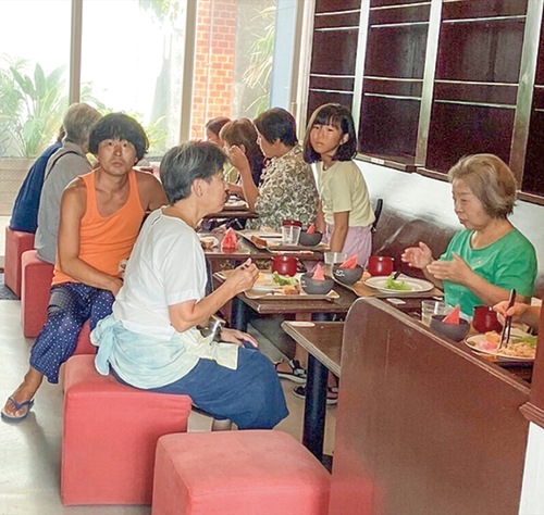 年齢問わず集い、味わう