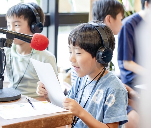 ＤＪ体験をする参加者（主催者提供）