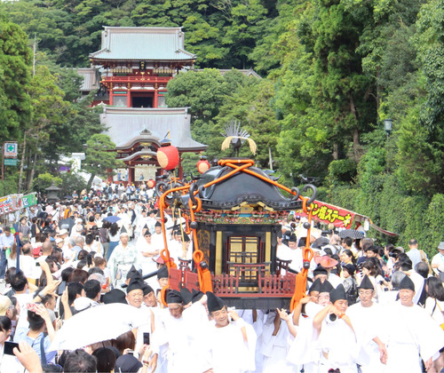 15日の神幸祭で行われる神輿渡御（鶴岡八幡宮提供）