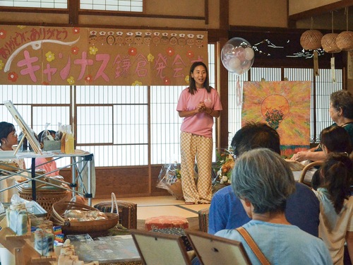 発会式であいさつするさいとう代表（中央）
