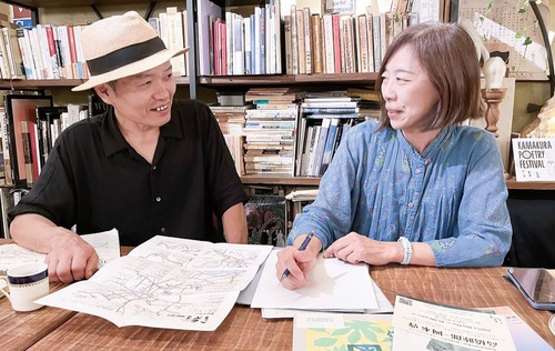 千田さん（左）と編集者の志賀桂子さん