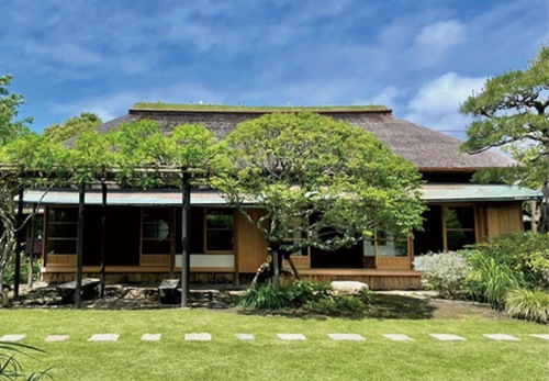 会場の旧大佛次郎茶亭