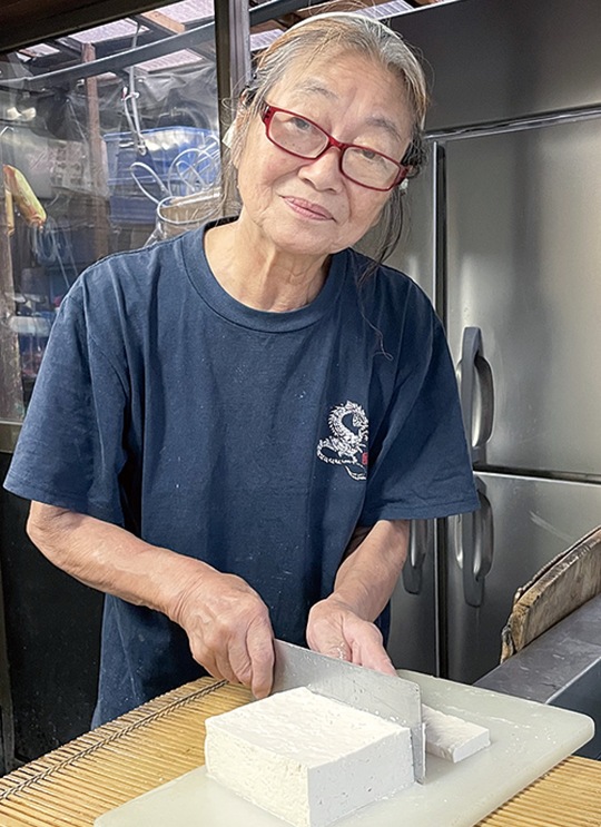 豆腐を切る関本さん