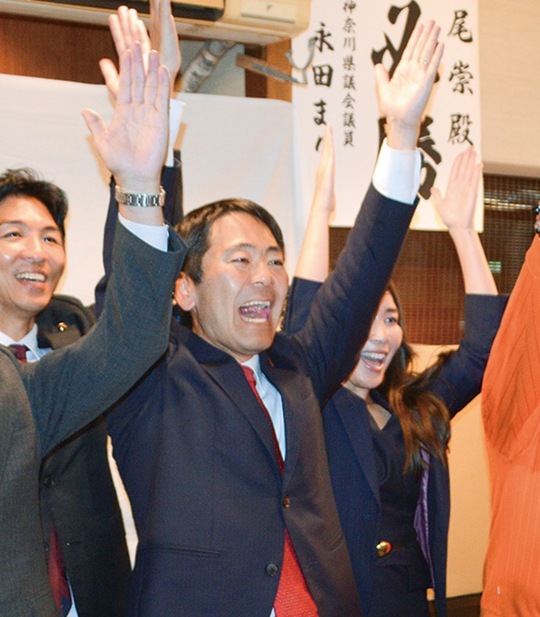 支援者らと当選を喜ぶ松尾氏
