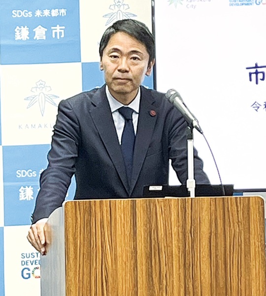 記者会見に臨む松尾市長