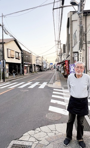 観光客が落ち着きはじめる夕方に、通りに立つ赤根さん