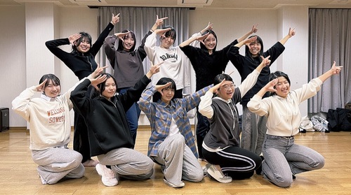 「Ａｑｕａｒｉｓｅ」のメンバー。後列右から２人目が浅川さん