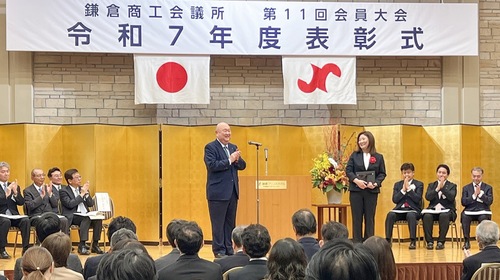 久保田会頭から表彰を受ける従業員ら