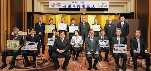 目録と感謝状を手にする参加者