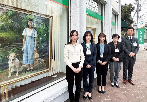 店舗のショーウィンドウにもひと際大きな作品が飾られている。「お気軽にご来店ください」とりそな銀行西鎌倉出張所のスタッフ