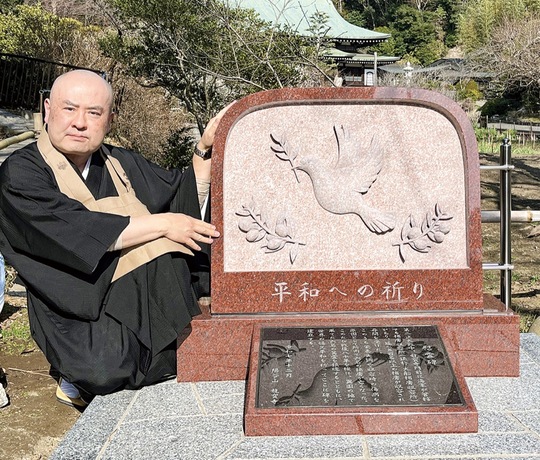 完成したレリーフと梅田住職