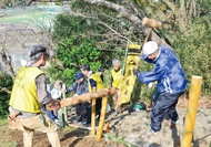 玉縄城址に竹の手すり