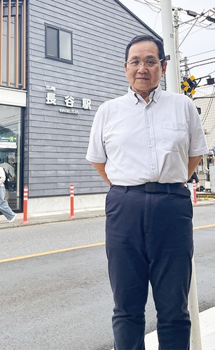 長谷駅前のにぎわいを見守り続ける早川会長