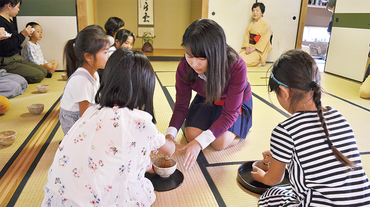 小学生がお点前披露 深沢高で茶道体験 鎌倉 タウンニュース