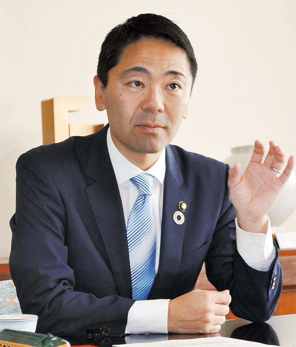 インタビューに答える松尾市長＝昨年11月29日、市役所