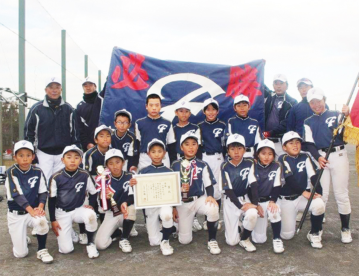 12月8日に横浜市内で行われた後期新人戦で初優勝に輝いた大船フレンズのメンバーたち