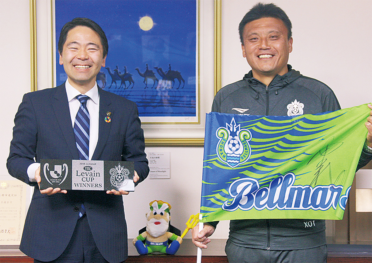 松尾市長（左）と曺監督