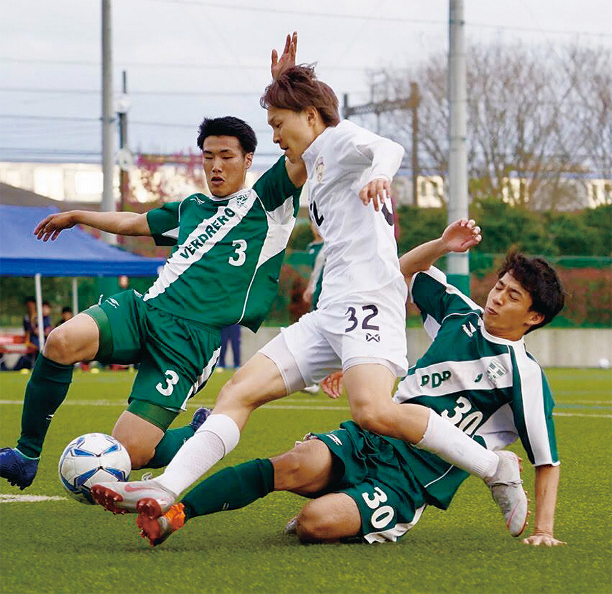 相手と競り合う興膳和希選手(中央)=同チーム提供