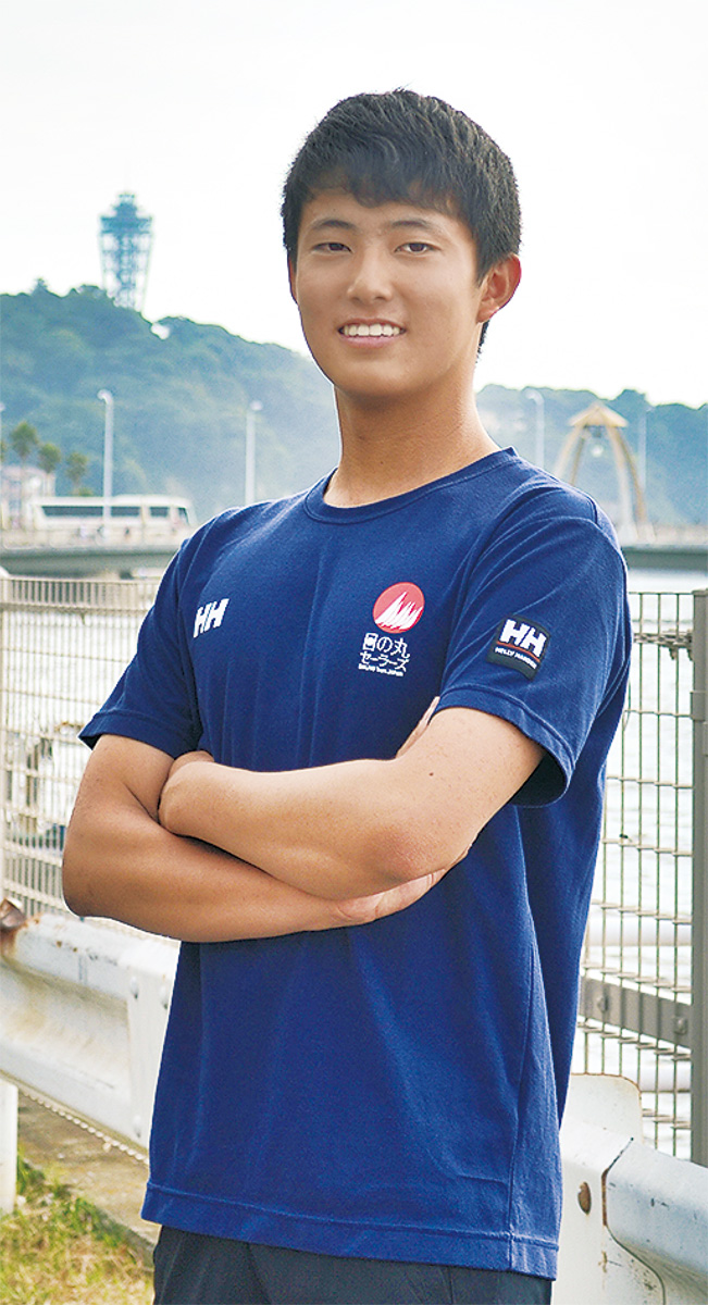 藤沢市在住。小２から競技を始め、江の島の海で練習に励む。通学にも使う江ノ電のラッピング車両など「地元でセーリングや日本代表をＰＲする取り組みが行われていて嬉しい」と話す。