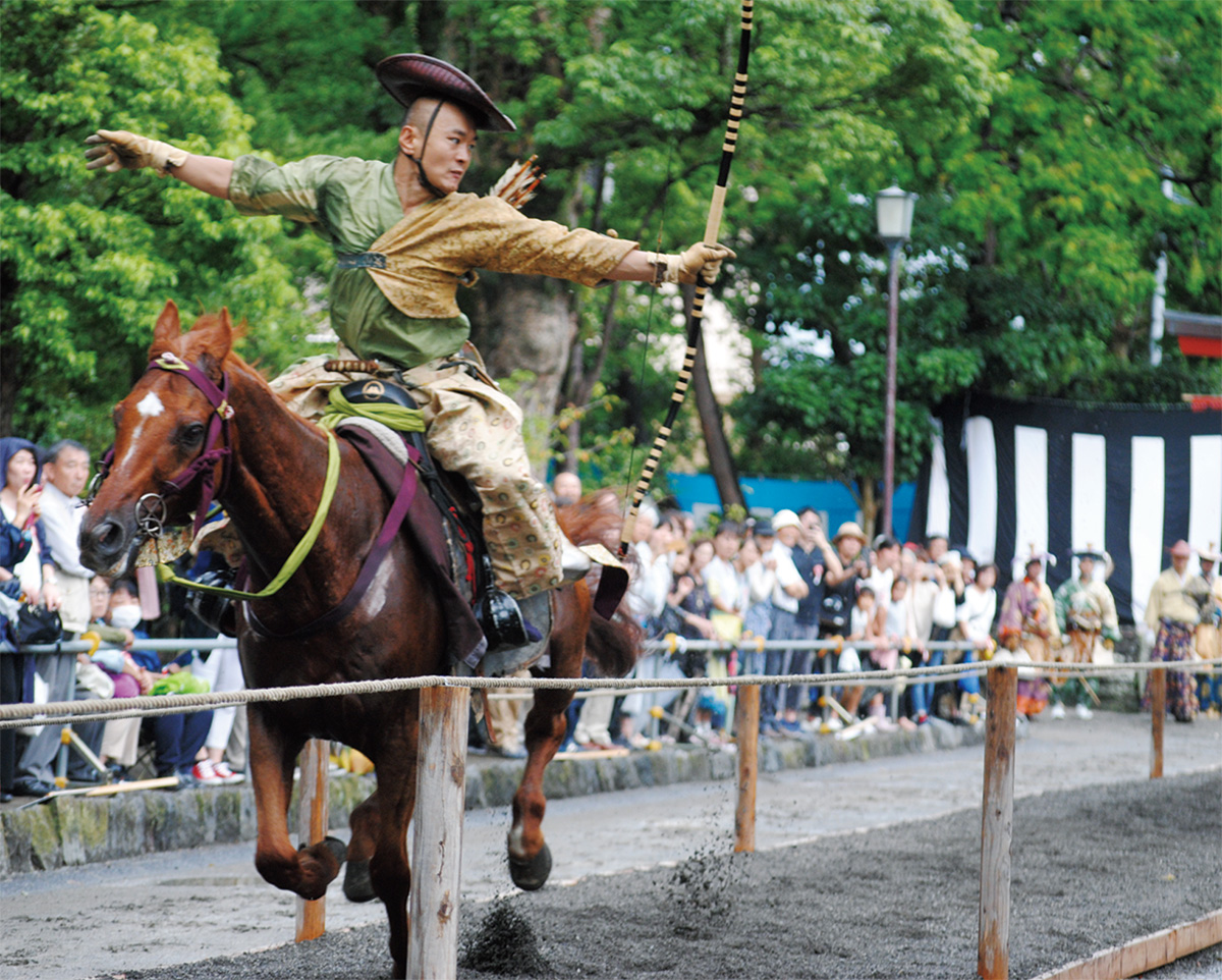 次々と的を射抜きながら馬場を駆け抜ける射手