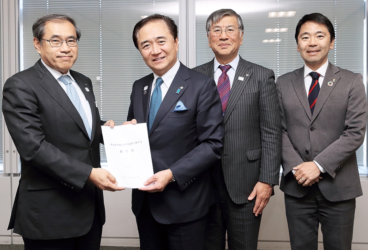昨年１月18日、ＪＲ東日本本社を訪れ、「村岡新駅」の設置を正式に要望した黒岩祐治県知事、鈴木恒夫藤沢市長、松尾崇市長。２０２０年度中にも概略設計の成果が出され実現性が協議される
