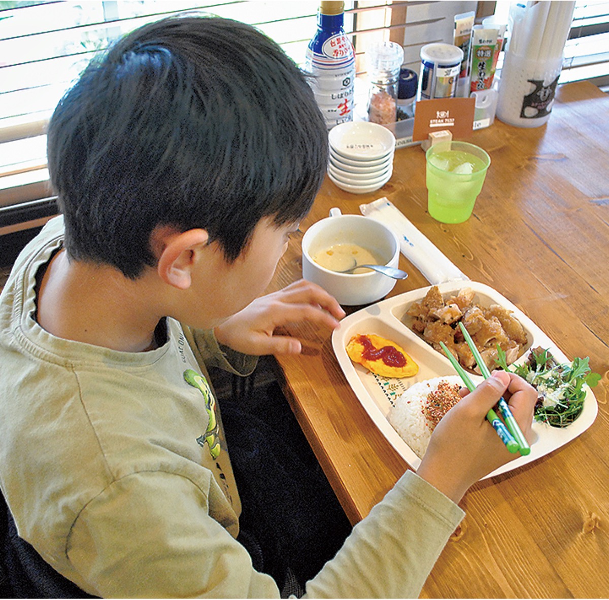 市内飲食店で食事する小学生(今年3月)